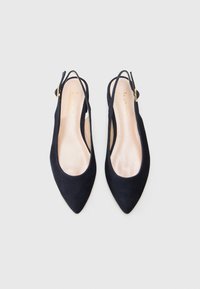 Chaussures à talons en suede noir avec des orteils pointus, un design à côté ouvert, et un petit accent de boucle dorée sur la bride. Doublure en cuir lisse.