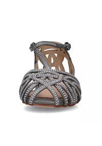 Sandalo argentato con strappi, con punta aperta, caratterizzato da un design a ritaglio, borchie metalliche decorative, cinturino alla caviglia con fibbia e suola piatta.