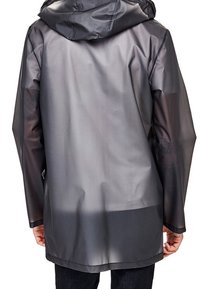 Impermeabile nero opaco con cappuccio, con maniche lunghe e orlo dritto, realizzato in materiale sintetico lucido.