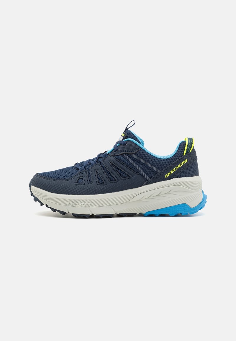 Herren Sport Schuh mit einem atmungsaktiven navy-blauen Mesh-Obermaterial, grauer Zwischensohle und einer blauen Gummisohle. Verfügt über gelbe und blaue Akzente.