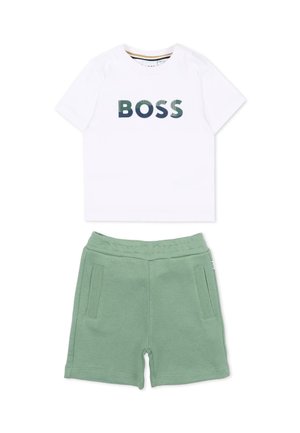 Maglietta bianca a maniche corte con scritta "BOSS" in verde e blu, abbinata a pantaloncini a vita elastica verde chiaro con tasche anteriori.