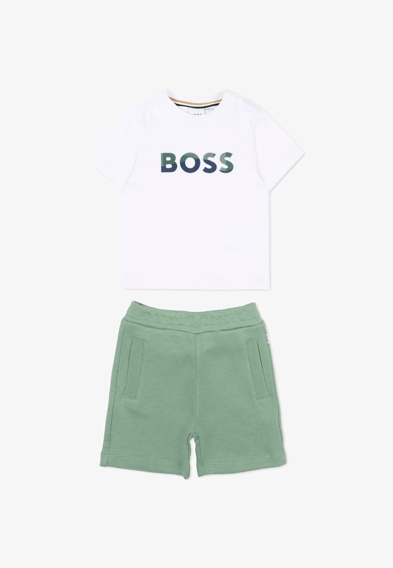 T-shirt blanc à manches courtes avec le texte "BOSS" en vert et bleu, associé à un short à taille élastique vert clair avec des poches avant.