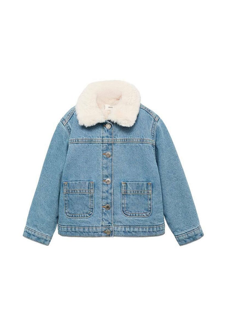 Denim jakna v svetlo modri barvi z belim umetnim krznom na ovratniku, z dvema sprednjima žepoma in gumbasto zapiranjem, strukturiran dizajn in šivani detajli.