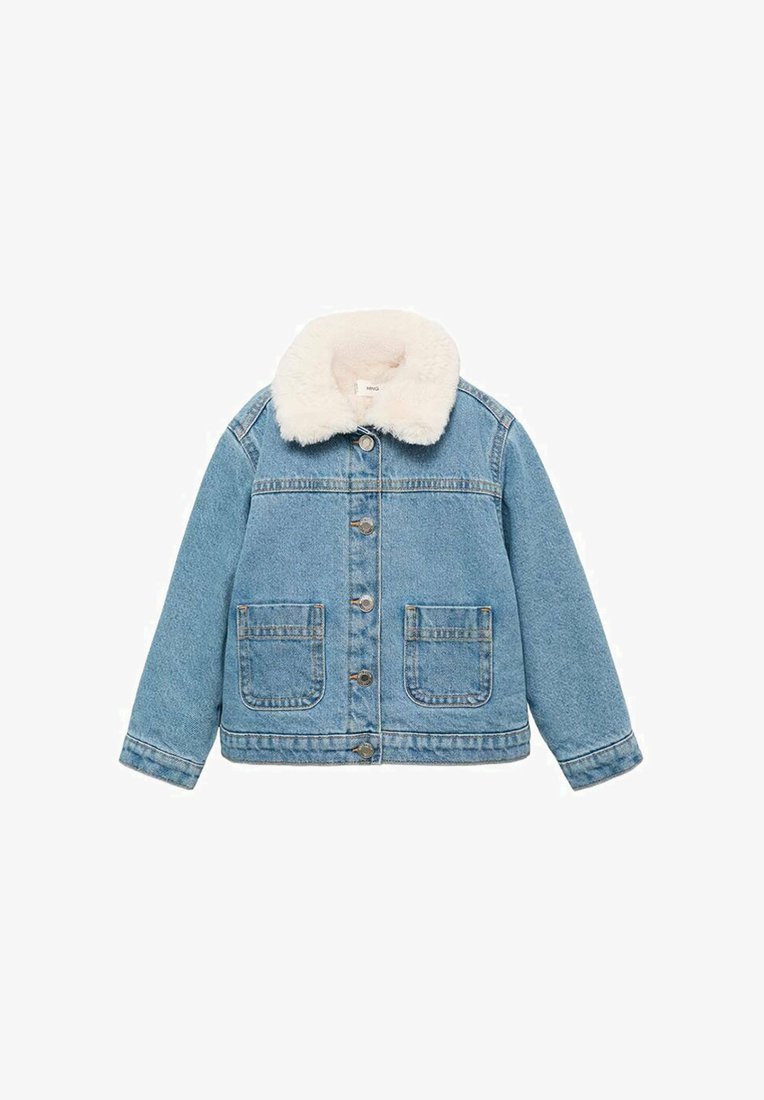 Denim jakna v svetlo modri barvi z belim umetnim krznom na ovratniku, z dvema sprednjima žepoma in gumbasto zapiranjem, strukturiran dizajn in šivani detajli.