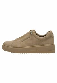 Sneaker beige à enfiler en matériau lisse semblable à du daim, avec fermeture éclair latérale, semelle superposée et un design de bout rond.