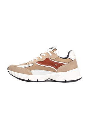 Zapatilla de ante beige y óxido con detalles en blanco, suela gruesa blanca, diseño con cordones y detalles de dibujo en negro sobre fondo blanco.