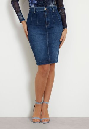 Donkerblauwe denim kokerrok met een hoge taille, voorknielen en een schone zoom. Gecombineerd met lichtblauwe enkelbandhakken.