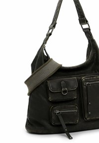 Bolso de mano de cuero sintético negro con varios bolsillos con cremalleras y broches, superficies texturizadas, una correa ancha para el hombro y un diseño holgado.