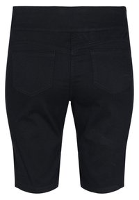 Shorts de mezclilla negra con un diseño ajustado, dos bolsillos traseros y una textura suave. Longitud hasta la mitad del muslo con una pretina elástica.