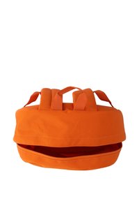 Oranje stoffen rugzak met twee bovenhandvatten, brede ritsopening en gevoerde delen voor comfort. Beschikt over een gladde textuur en eenvoudig ontwerp.