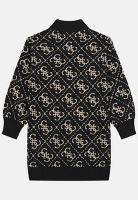 Sweter dziany w kolorze czarnym z beżowym wzorem w romby, z splecionymi inicjałami. Żebrowany kołnierz i mankiety; luźny krój.