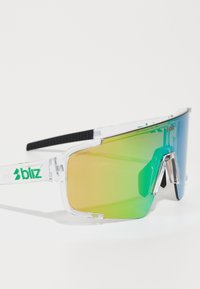 Przejrzyste okulary sportowe w kształcie prostokąta. Soczewki w gradientzie od niebieskiego do zielonego, przezroczysta rama oraz czarna gumowa oprawka dla lepszego chwytu.