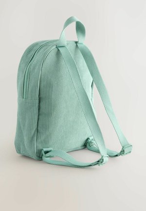 Zaino in corda verde menta con superficie testurizzata, chiusura a zip, spallacci regolabili e tasca laterale per oggetti piccoli.