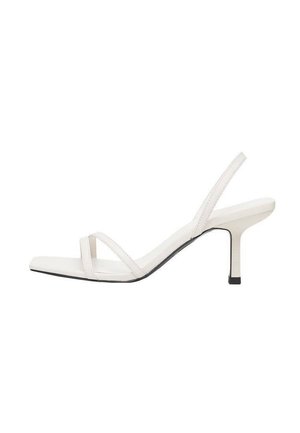 Hvid højhælet sandal med tynde stropper og åben tå, med en mellemhøj hæl og slingback-rem på en ensfarvet baggrund.