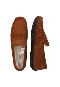 Pantofole in suede marrone stile mocassino, con una morbida fodera, dettagli cuciti e una suola in gomma nera con motivi antiscivolo.