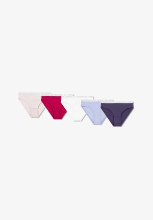Vijf paar katoenen slips in roze, donkerrood, wit, lichtblauw en donkerblauw, voorzien van elastische taillebanden met het Lacoste-logo.