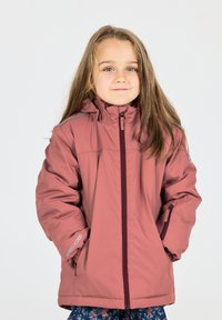 Rosa wasserfeste Jacke mit hohem Kragen, durchgehendem Reißverschluss und Seitentaschen. Mit reflektierenden Details und "WPRO 10000" auf dem Ärmel.