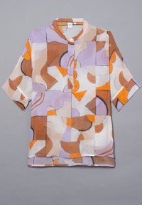 Blouse transparente multicolore avec un motif géométrique en lavande, orange et marron, dotée d'un col montant et de manches courtes.