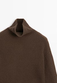 Brauner, gestrickter, gerippter Rollkragenpullover mit langen Ärmeln, flach auf einem weißen Hintergrund präsentiert.