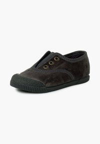 Černé semišové slip-on boty s kulatou špičkou, dvěma mosaznými kovovými oky a texturovanou gumovou podrážkou. Obsahují měkké vnitřní podšívku pro větší pohodlí.