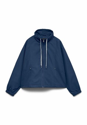 Granatowa kurtka zapinana na zamek z wysokim kołnierzem, białymi sznurkami, elastycznymi mankietami i dwoma przednimi kieszeniami na białym tle.