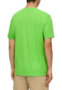 s.Oliver MIT GROSSEM LABEL - T-shirt print - grün