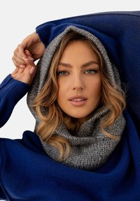 Niebieski dzianinowy sweter z dużym szarym kominem. Materiał wygląda na miękki i teksturowany, z grubym, tkanym wzorem wzdłuż dekoltu.