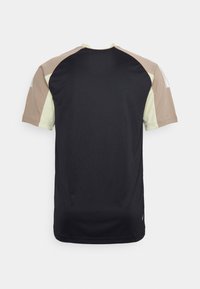 Camisa de hombre de manga corta en negro con mangas raglán en beige y verde claro, con cuello redondo y material suave y ligero.