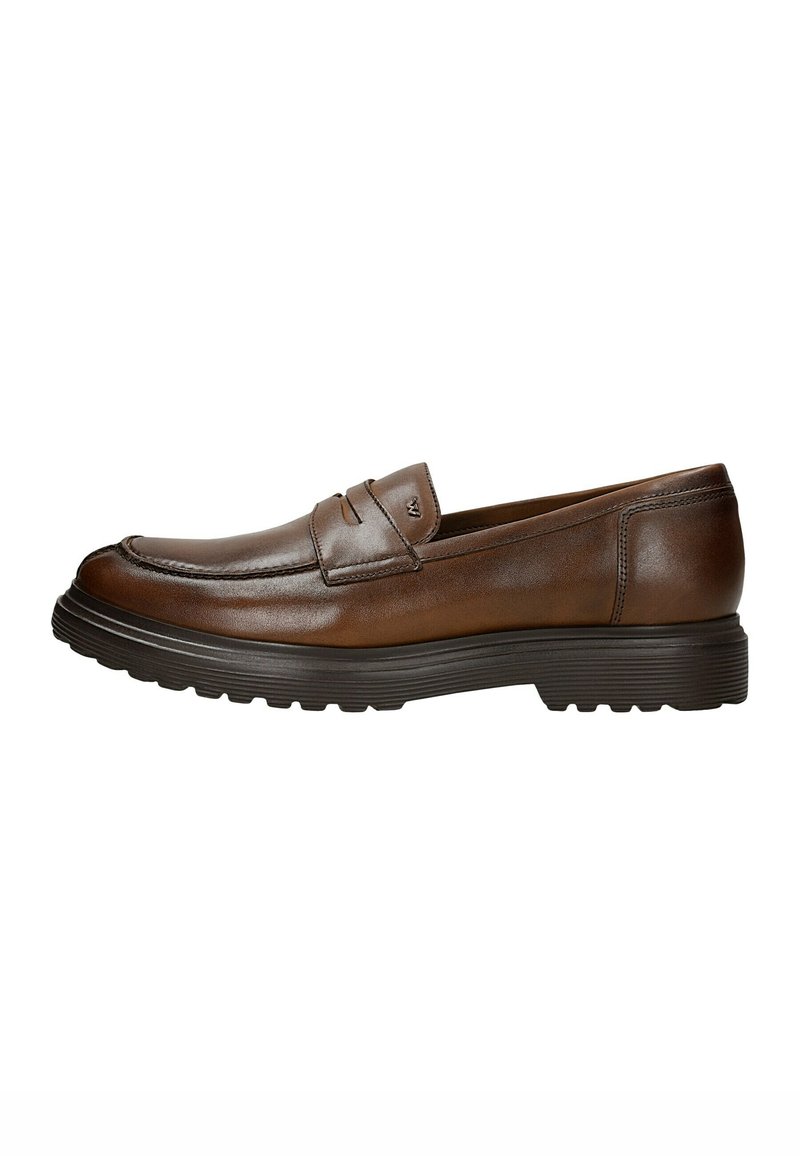 Bruine leren penny loafer met zwarte ribbelzool en gestikte details langs de bovenrand.