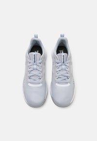 Světle šedé sportovní boty s síťovaným vrškem, zesílenou oblastí, kulatou špičkou, šněrováním a logem na jazyku a bocích.