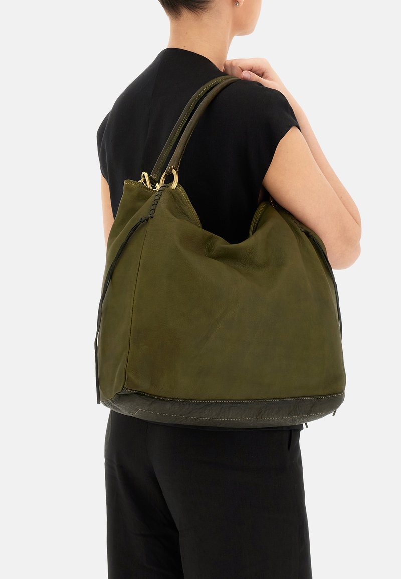 Borsa a tracolla in pelle verde con un design morbido, dotata di hardware dorato e dettagli intrecciati. Texture opaca, forma oversize.