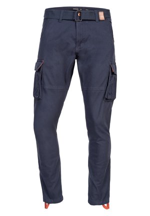 Pantaloni cargo in cotone blu navy con vestibilità affusolata, dotati di tasche cargo laterali, cintura e accenti arancioni a contrasto.