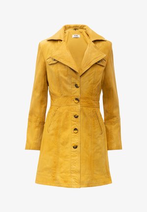 Gul læderjakke med indhakskrave, seks knapper foran, to sidelommer og tekstureret finish. Skræddersyet pasform med mellem-lang længde.