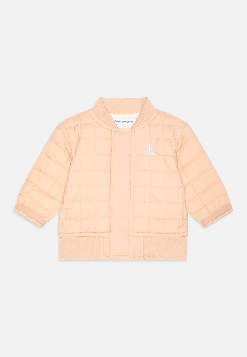 Podložena, prešita jakna v svetlo breskovi barvi z rebrastim ovratnikom in manšetami, z zadrgo spredaj in majhnim logotipom na prsih.