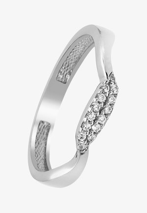 Bague en argent avec une finition lisse et polie, ornée d'une rangée de petites pierres précieuses claires intégrées dans un design décoratif légèrement incurvé.