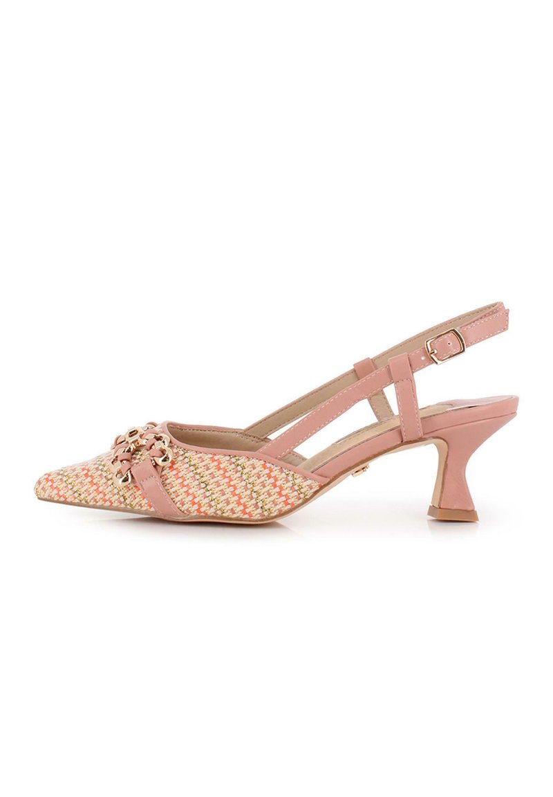 Zapato de tacón bajo tipo slingback en color rosa con parte superior de tela trenzada, punta afilada y tacón pequeño. Presenta un acento decorativo en tono dorado en la parte delantera.