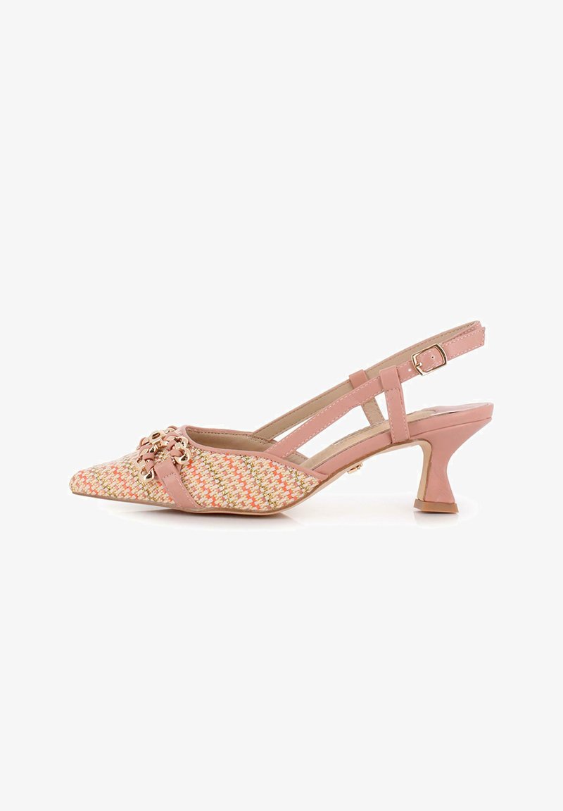 Zapato de tacón bajo tipo slingback en color rosa con parte superior de tela trenzada, punta afilada y tacón pequeño. Presenta un acento decorativo en tono dorado en la parte delantera.