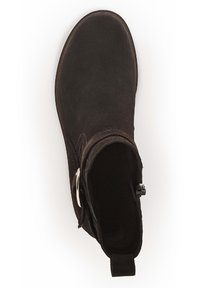 Bottine noire en daim avec un bout arrondi, une tige courte et un détail de boucle argentée sur le côté. Texture lisse et design minimal.