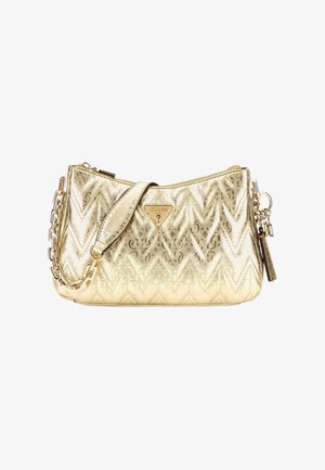 Sac à bandoulière métallique doré avec motif chevron matelassé, bandoulière chaîne et plaque logo Guess à l'avant.