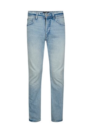 Lichtblauwe spijkerbroek met een bruine leren label op de taille met de tekst "Petrol, Denim Driven Since 1989, Crafting Quality Garments".