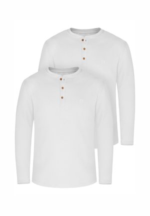 Weiße Langarmshirts mit Rundhalsausschnitt, ausgestattet mit einer Knopfleiste mit drei Knöpfen und subtilen Nähten. Zwei sind im Bild zu sehen.