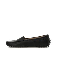 Mocassin en cuir noir avec semelle en caoutchouc à picots et coutures de style mocassin, vu de côté sur fond blanc.