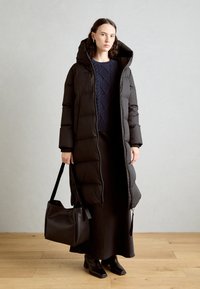 Marc O'Polo PUFFER COAT WITH HOOD SIDE SLITS WITH ZIPPER WELT POCKETS BACKPACK BELTS - Páperový kabát - black