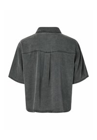 Cămașă din denim gri închis cu mâneci scurte, cu pliuri tip cutie și cusătură la umeri în partea din spate, afișată pe un fundal alb.