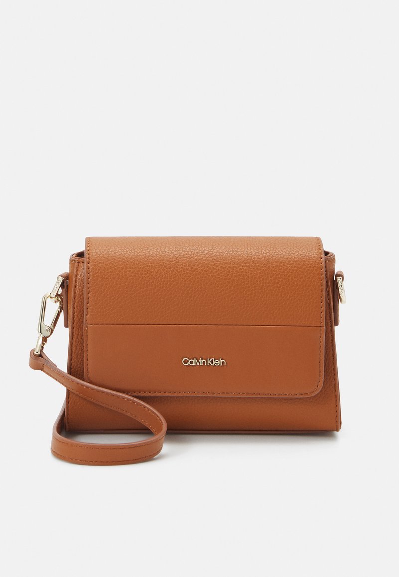 Calvin Klein DAILY DRESSED CROSSBODY Umhängetasche cognac Zalando.at
