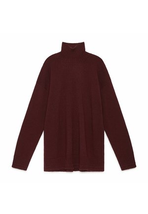 Pull à col roulé bordeaux en tissu tricoté doux, avec une coupe ample, des épaules tombantes, et des poignets et ourlet côtelés.