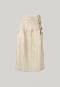 Beige kietojimo sijonas su baltais vertikaliais dryžiais, turintis surištą liemenį ir klostuotą dizainą, pagamintas iš minkštos medžiagos su glotnia tekstūra.