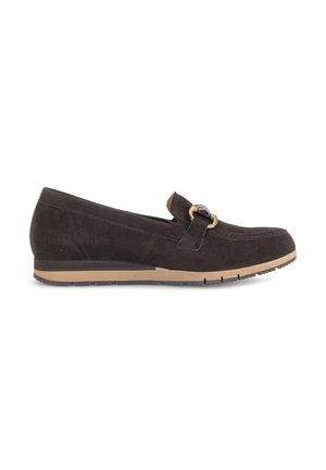 Donkerbruine suède loafer met beige zool en decoratief goudkleurig metalen detail op het bovenwerk, zijdelings getoond tegen een witte achtergrond.