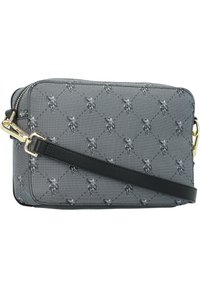 Vadderad grå väska med ett svart läderrem, som har ett upprepande mönster av små mönster och detaljer i guldton. Rektangulär form.