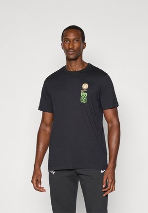 Zwarte katoenen t-shirt met een groene basketbalring graphic en een basketbal icoon op de borstzak. Korte mouwen, ronde hals.